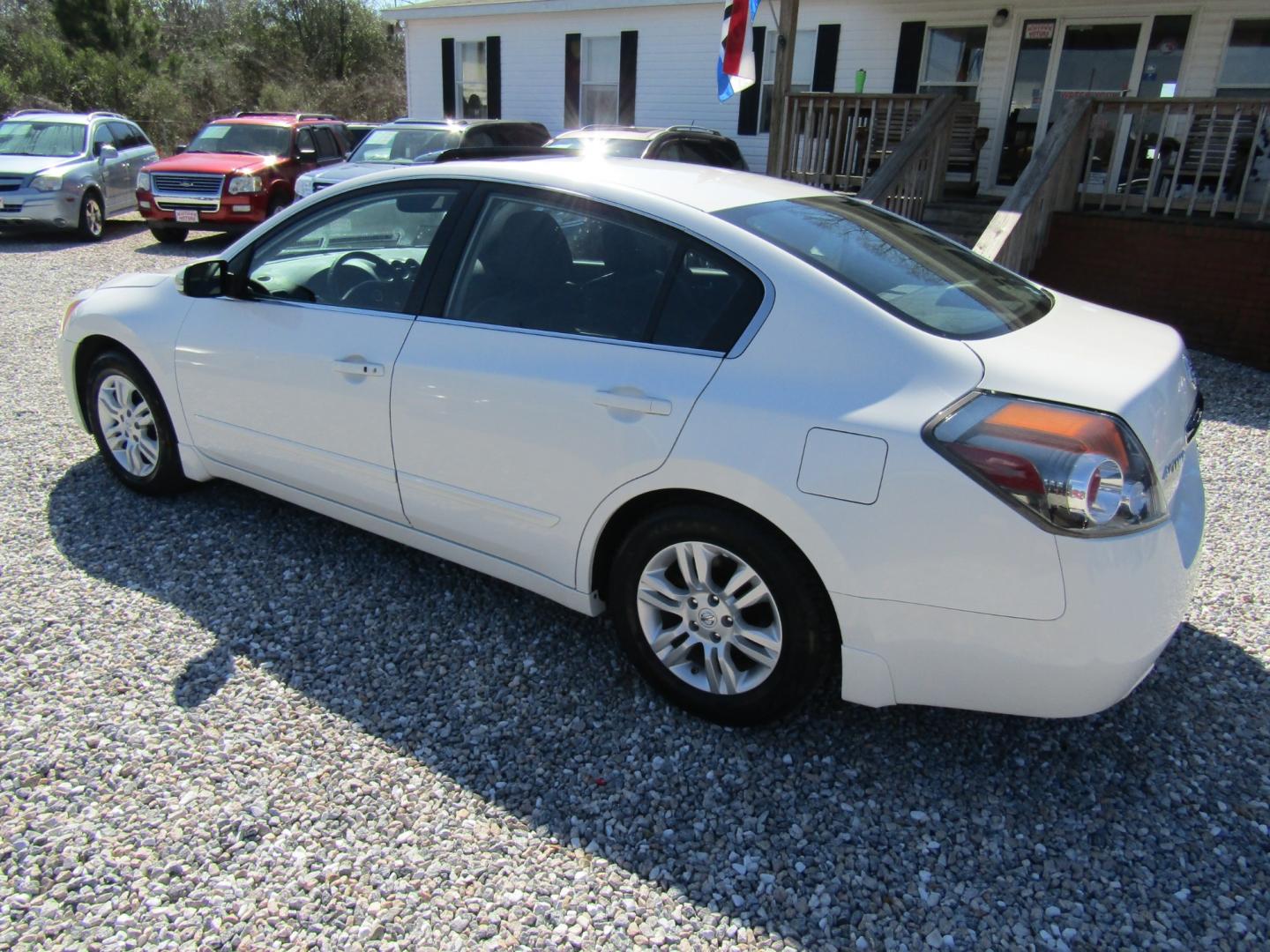 2012 White /Gray Nissan Altima 2.5 S (1N4AL2AP5CN) with an 2.5L L4 DOHC 16V engine, Automatic transmission, located at 15016 S Hwy 231, Midland City, AL, 36350, (334) 983-3001, 31.306210, -85.495277 - Photo#5